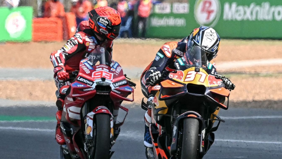 MotoGp in Thailandia, la gara sprint il risultato: vince Acosta dopo la penalizzazione di Marc Marquez per aver urtato il pilota della Ktm. Bezzecchi cade all'inizio mentre era in testa