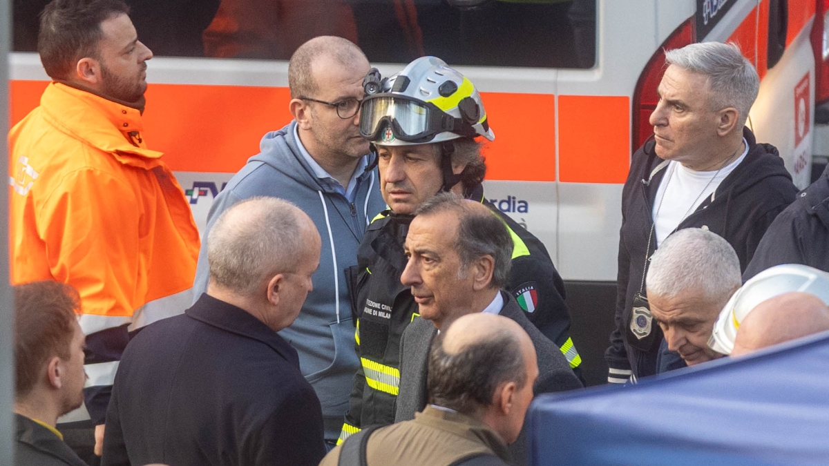 Milano, il sindaco Sala in ospedale dai feriti del tram deragliato. Alcuni gravi sono ancora in rianimazione. La città si stringe intorno alle vittime