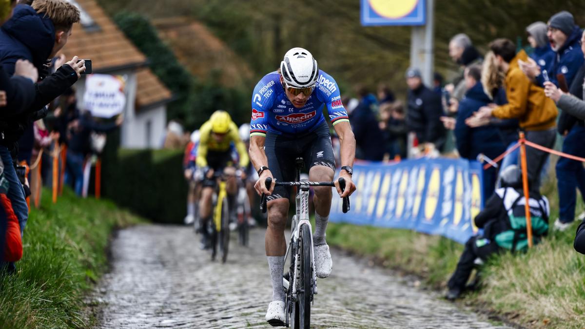 Ciclismo, Van der Poel vince l'Omloop Nieuwsblad
