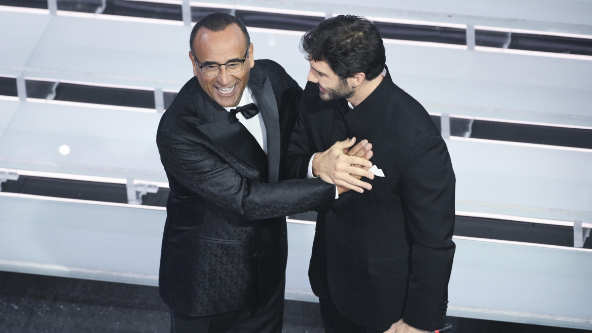 Finale di Sanremo, la diretta: applausi per Arisa, Stefano De Martino conduttore e direttore artistico 2027, il premio ai Pooh, Bocelli arriva a cavallo - Corriere della Sera