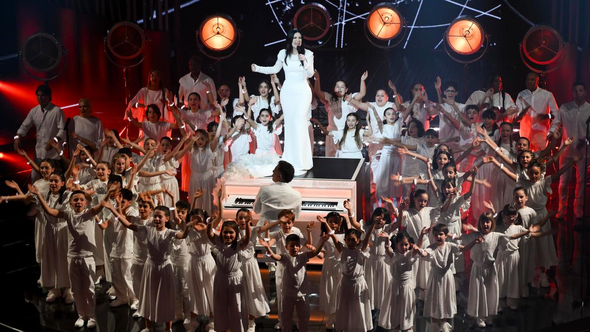 Laura Pausini e il Piccolo coro dell’Antoniano scuotono l’Ariston a Sanremo cantando un inno alla pace: “Basta guerre”
