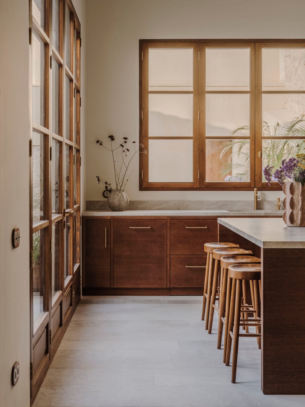 nora studio reforma antiguo casal mallorquin convertido casa piscina galería arte dialogo simbiosis entorno existente vertebran este proyecto