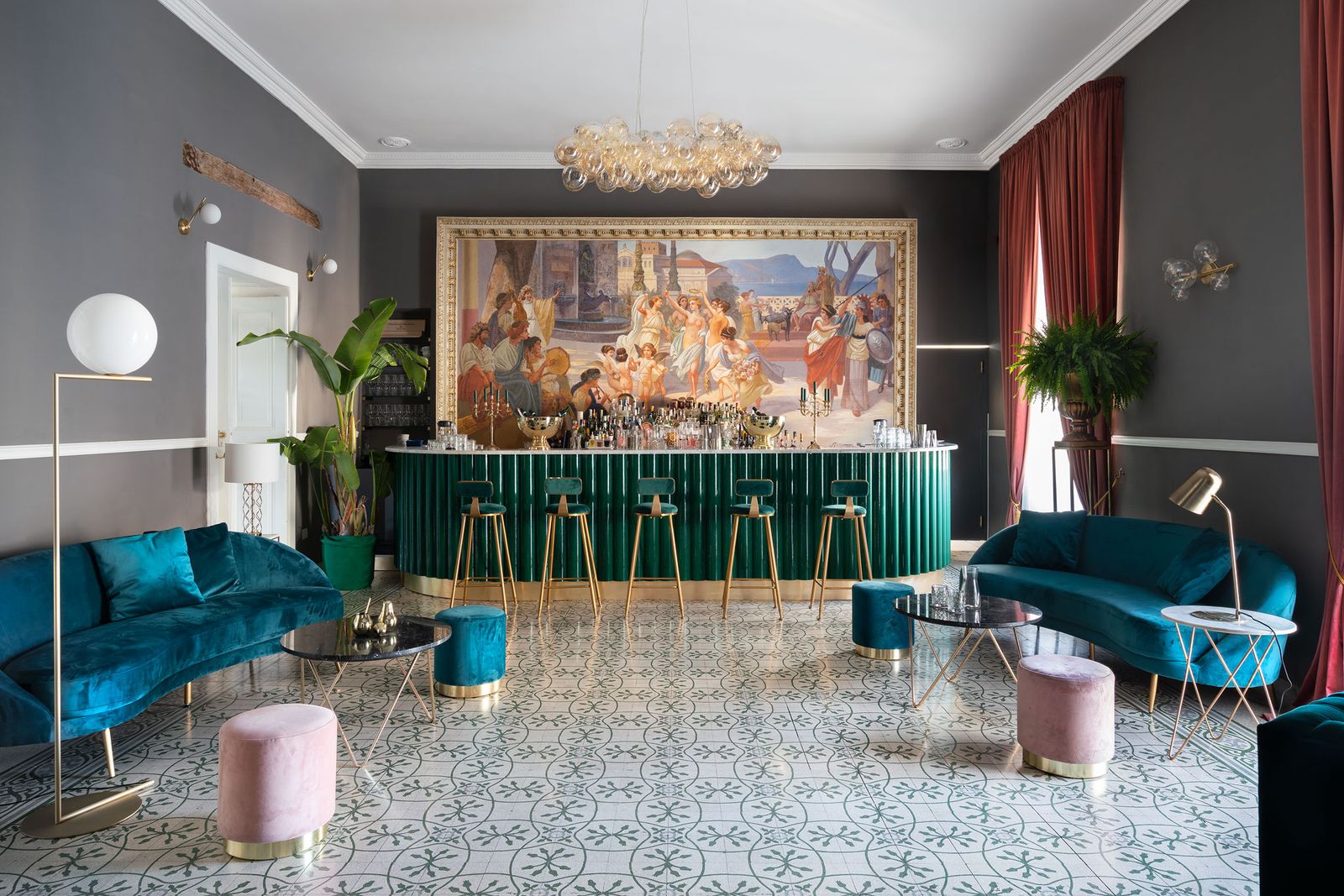 bar pouf divanetti quadro console lampade piante lampadario