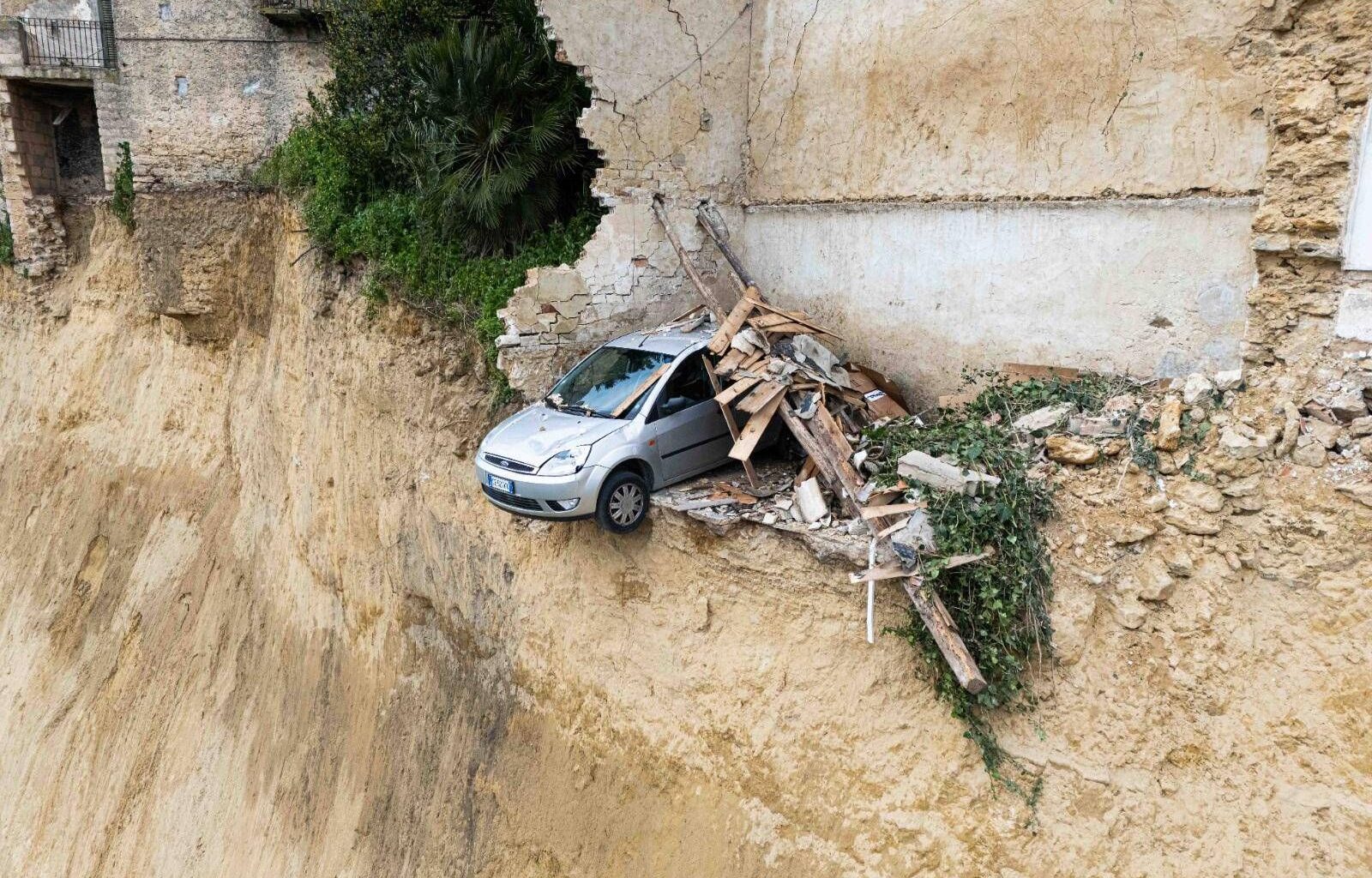 Niscemi, precipita l'auto simbolo della frana