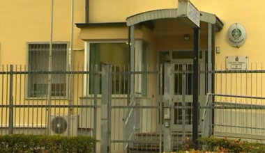 Controllore dell’autobus accerchiato e picchiato da un gruppo di giovanissimi davanti alla scuola