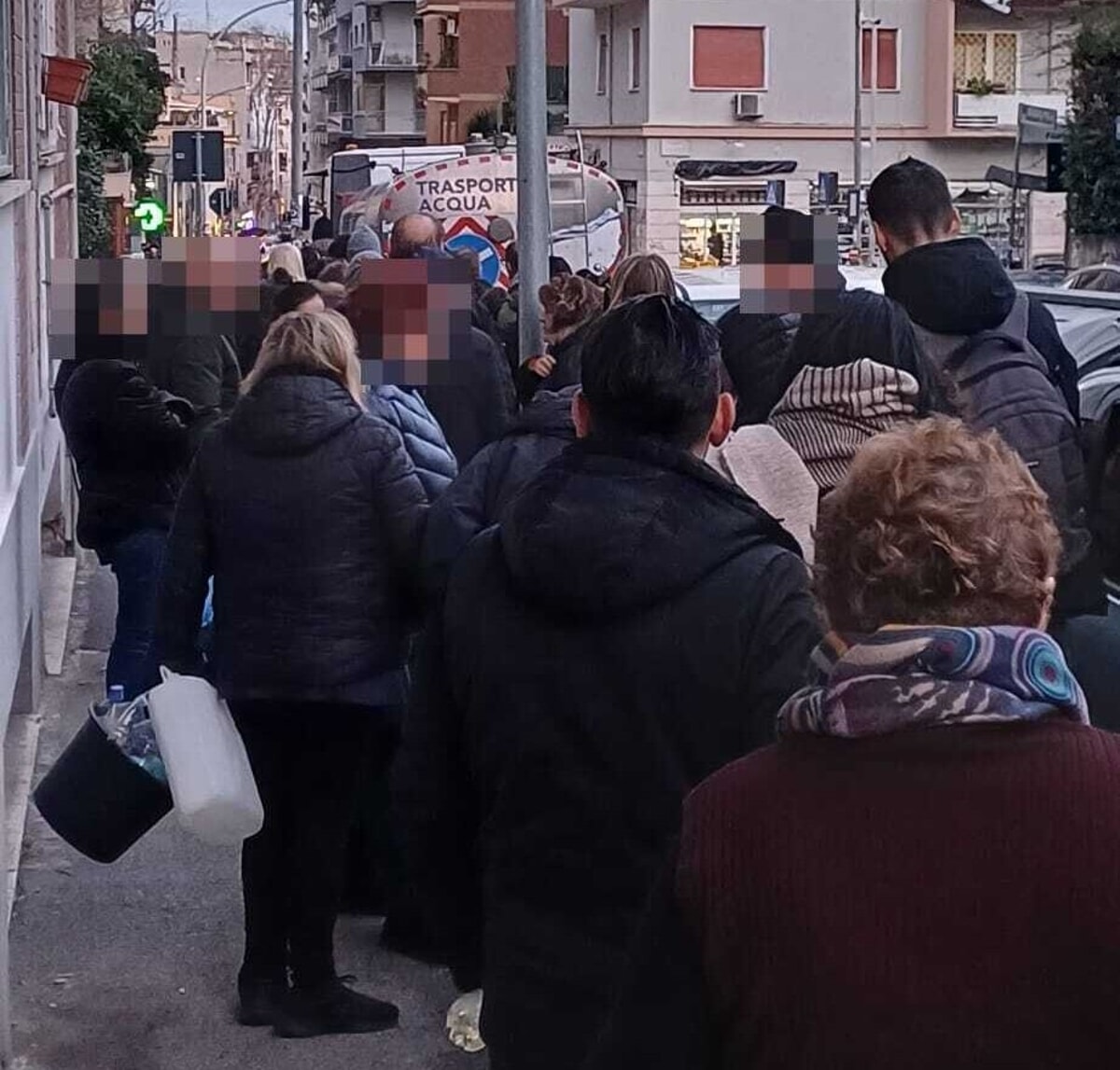 Cittadini in fila davanti alle autobotti in via Alessi-2
