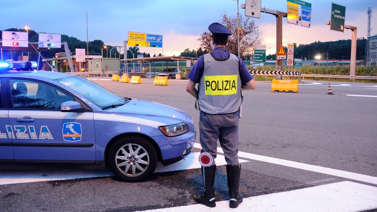poliziotto apre il fuoco e ferisce un bandito