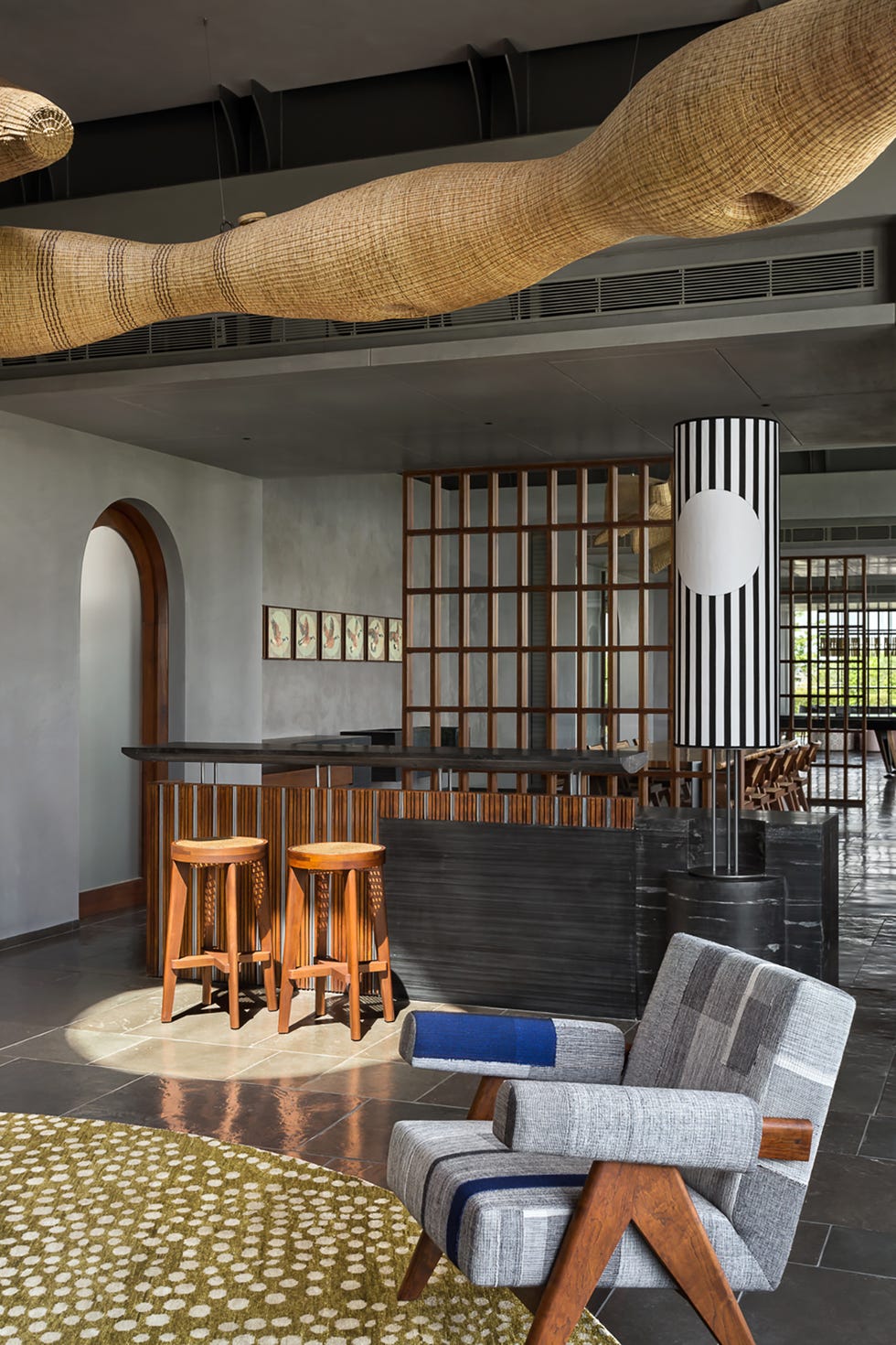 un pabellon familiar con una decoracion exotica en madera del estudio workshop inc