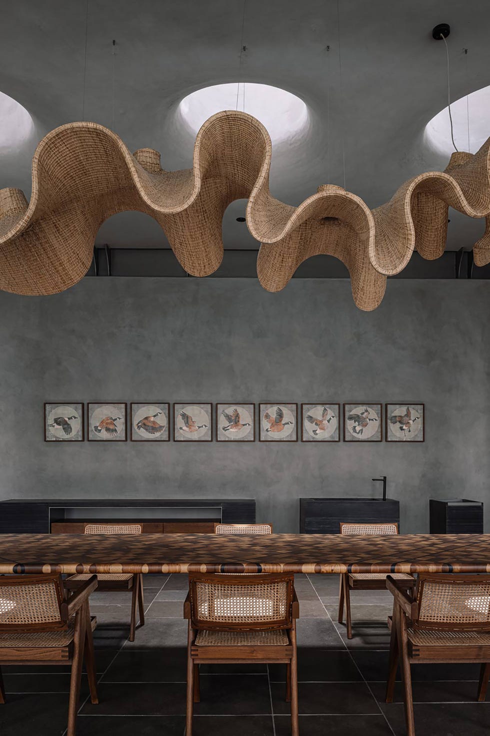 un pabellon familiar con una decoracion exotica en madera del estudio workshop incabellon