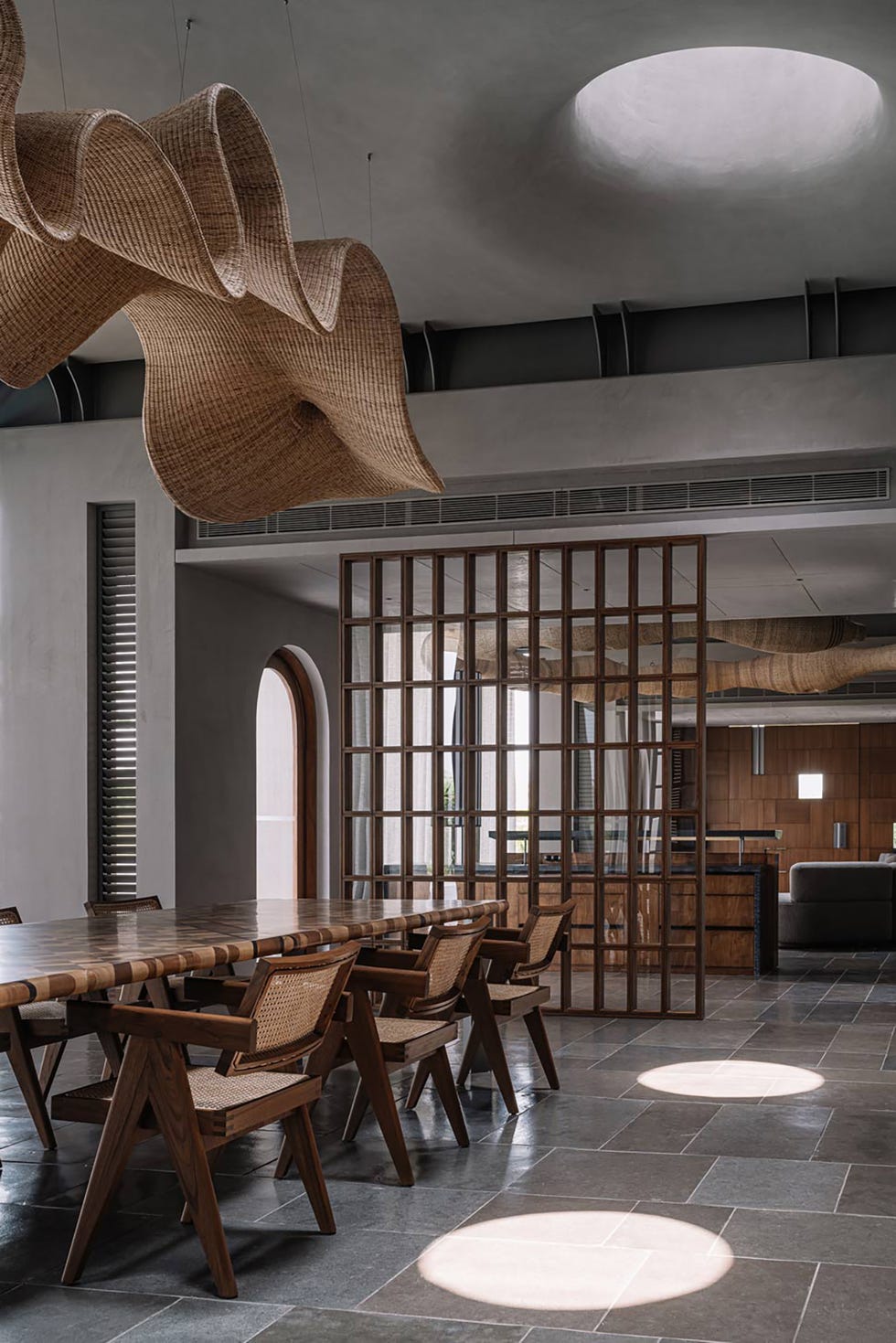 un pabellon familiar con una decoracion exotica en madera del estudio workshop incabellon