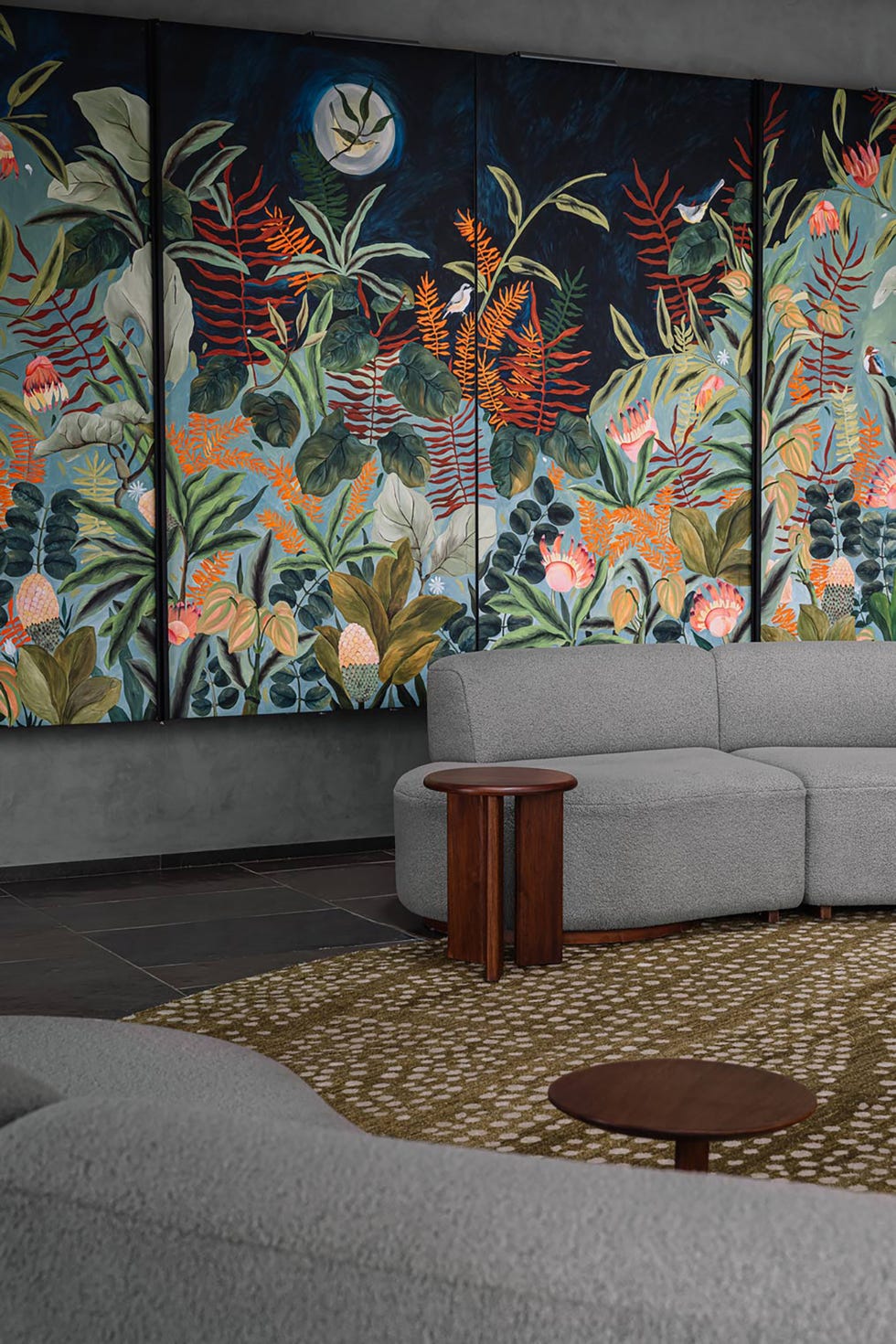 un pabellon familiar con una decoracion exotica en madera del estudio workshop incabellon