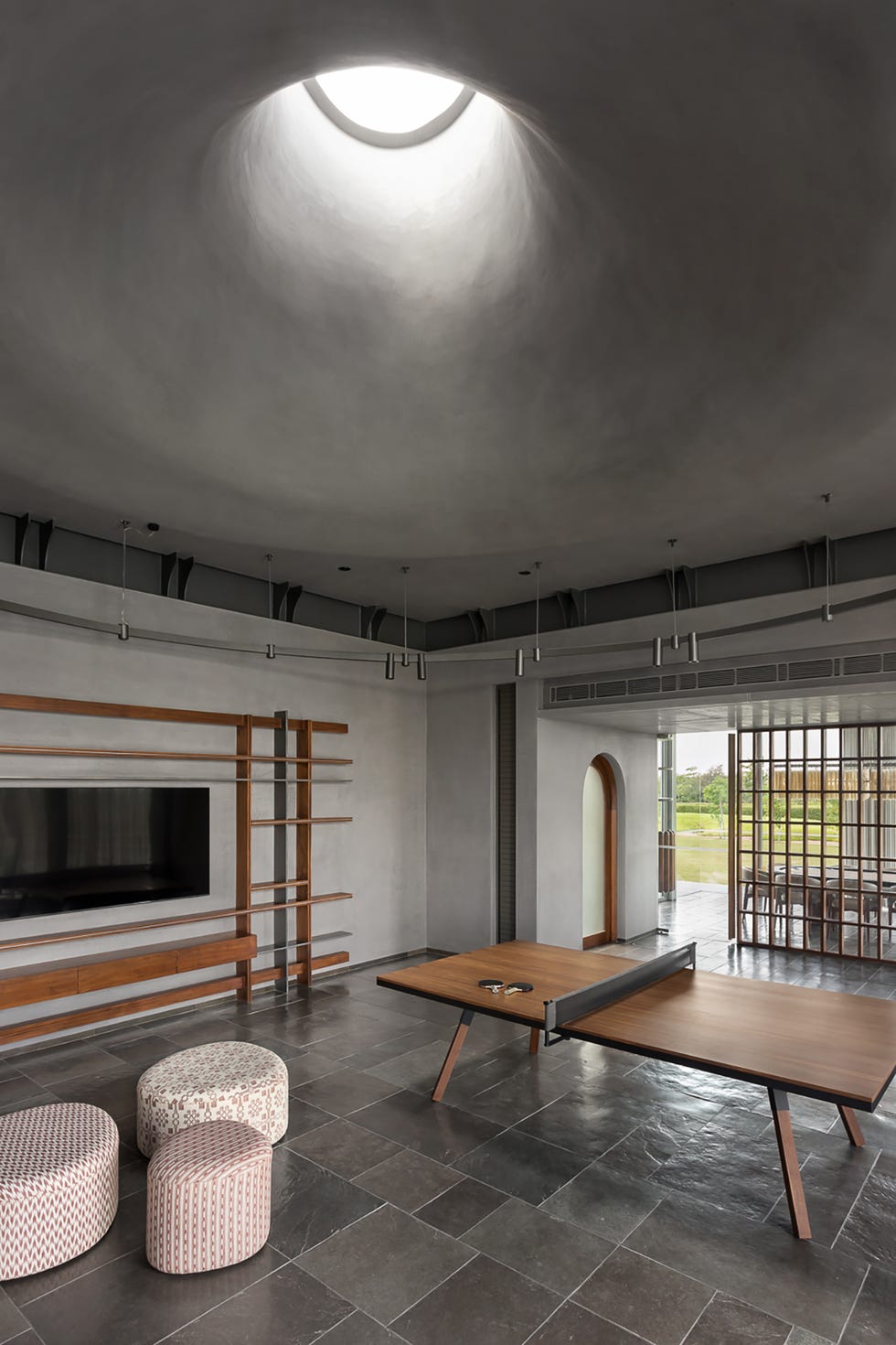 un pabellon familiar con una decoracion exotica en madera del estudio workshop inc