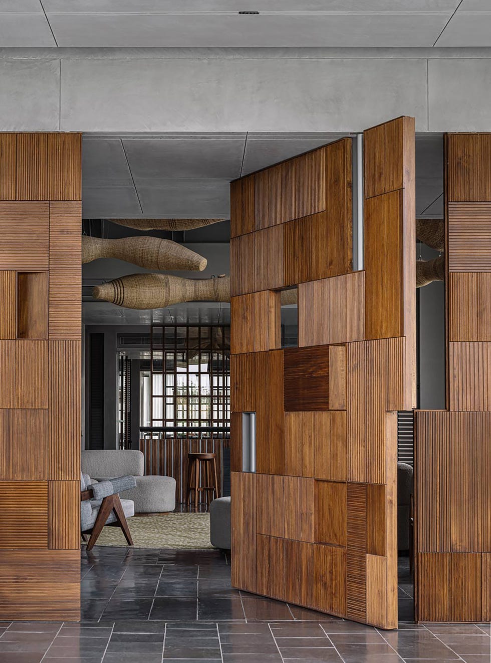 un pabellon familiar con una decoracion exotica en madera del estudio workshop incabellon