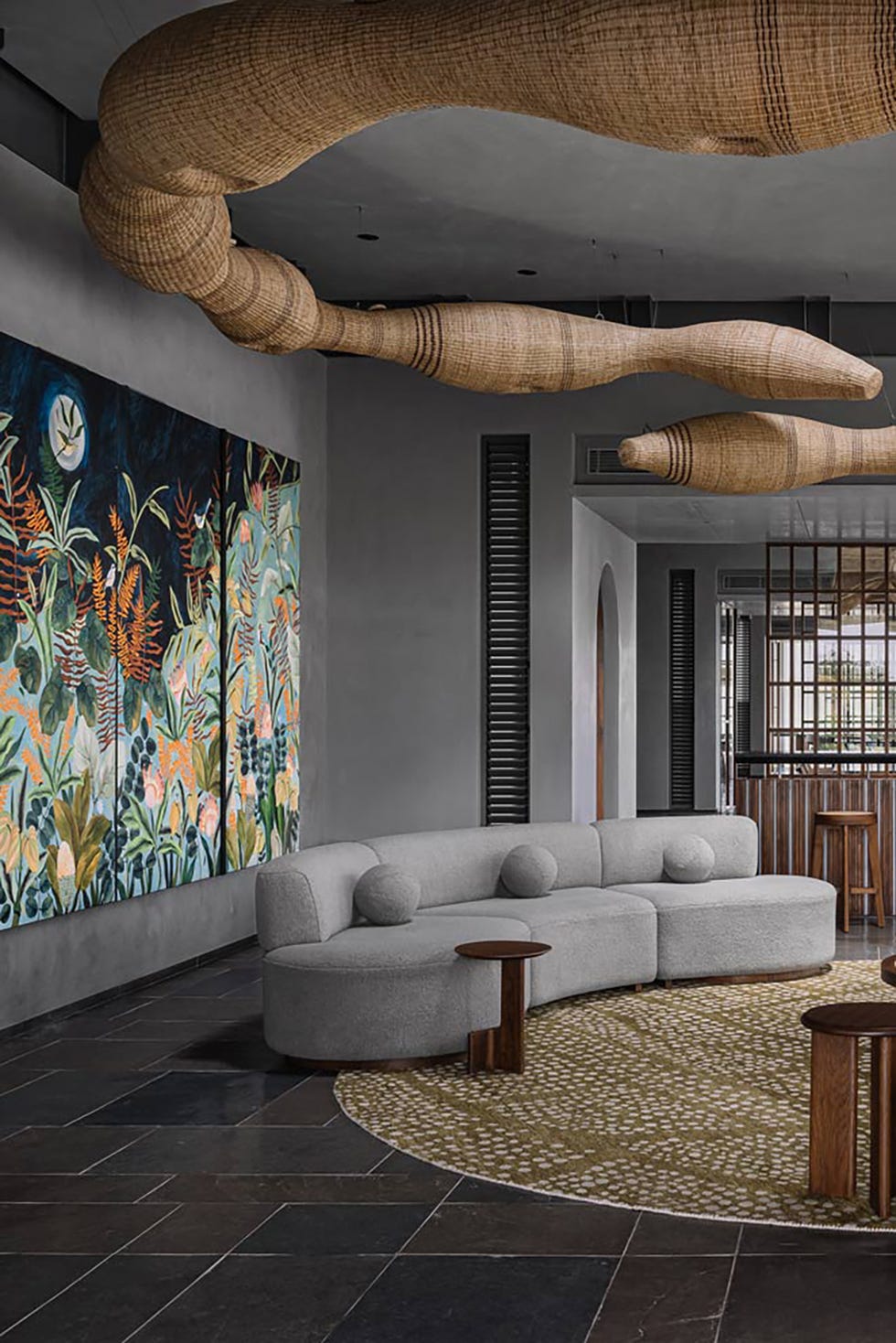 un pabellon familiar con una decoracion exotica en madera del estudio workshop incabellon