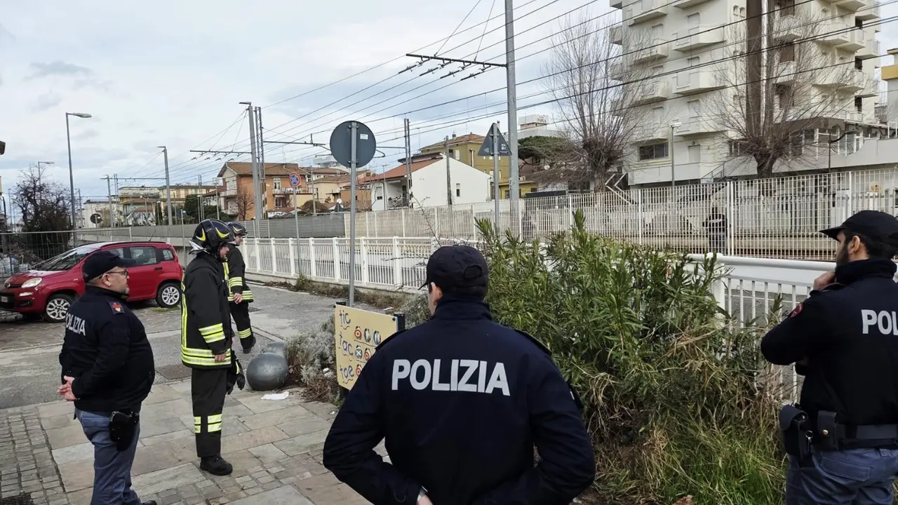 L'intervento di vigili del fuoco e polizia a Rimini (foto Migliorini)