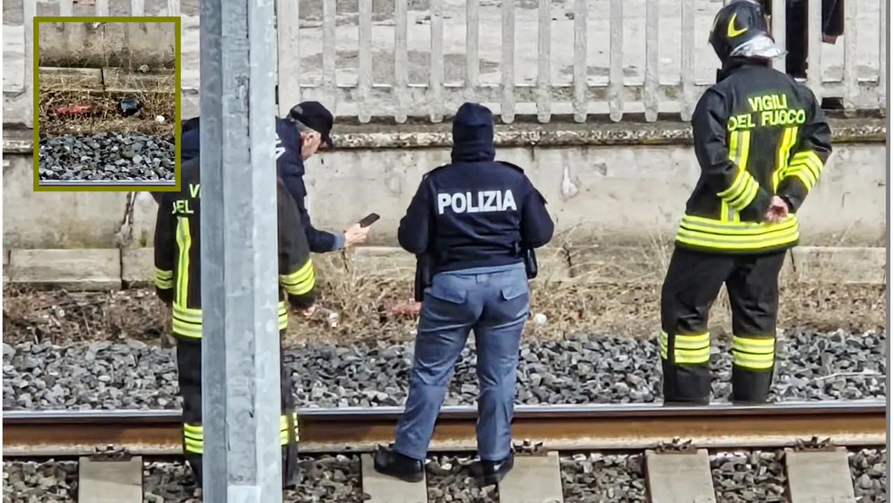 L'ordigno bellico lungo i binari, sul posto vigili del fuoco e polizia (foto Migliorini)