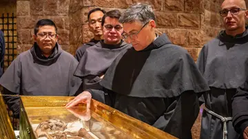 San Francesco, il corpo trasferito nella basilica di Assisi: ore solenni, c’è l’esposizione ai fedeli