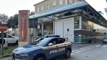 Follia all’Hotel Mediterraneo: devasta la hall e ferisce gli agenti, 29enne arrestato