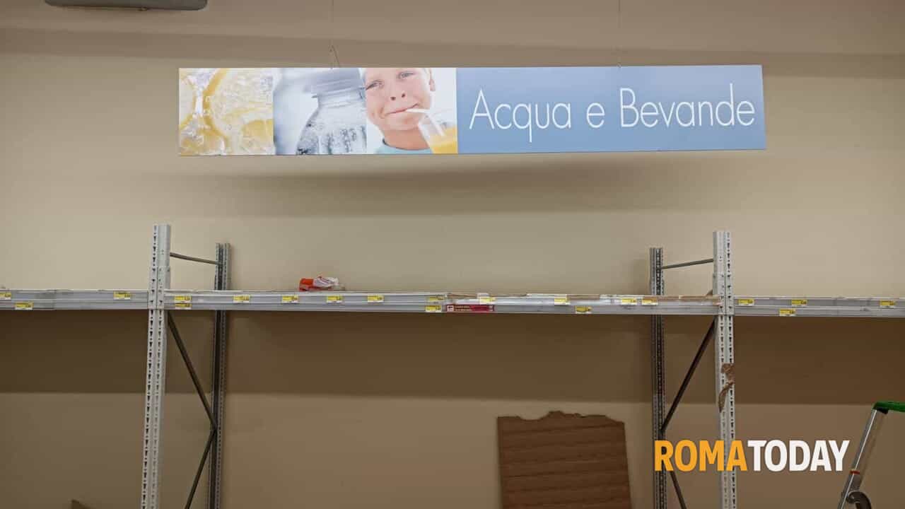 "Tutto finito, non venite". Corsa all'acqua dopo il guasto sulla Prenestina, supermercati presi d'assalto
