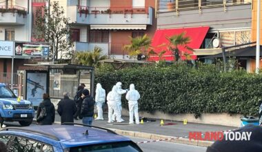 Strappa la pistola a una guardia giurata, poi spara alla polizia (che risponde): rapinatore gravissimo