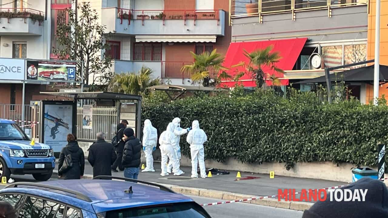 Strappa la pistola a una guardia giurata, poi spara alla polizia (che risponde): rapinatore gravissimo