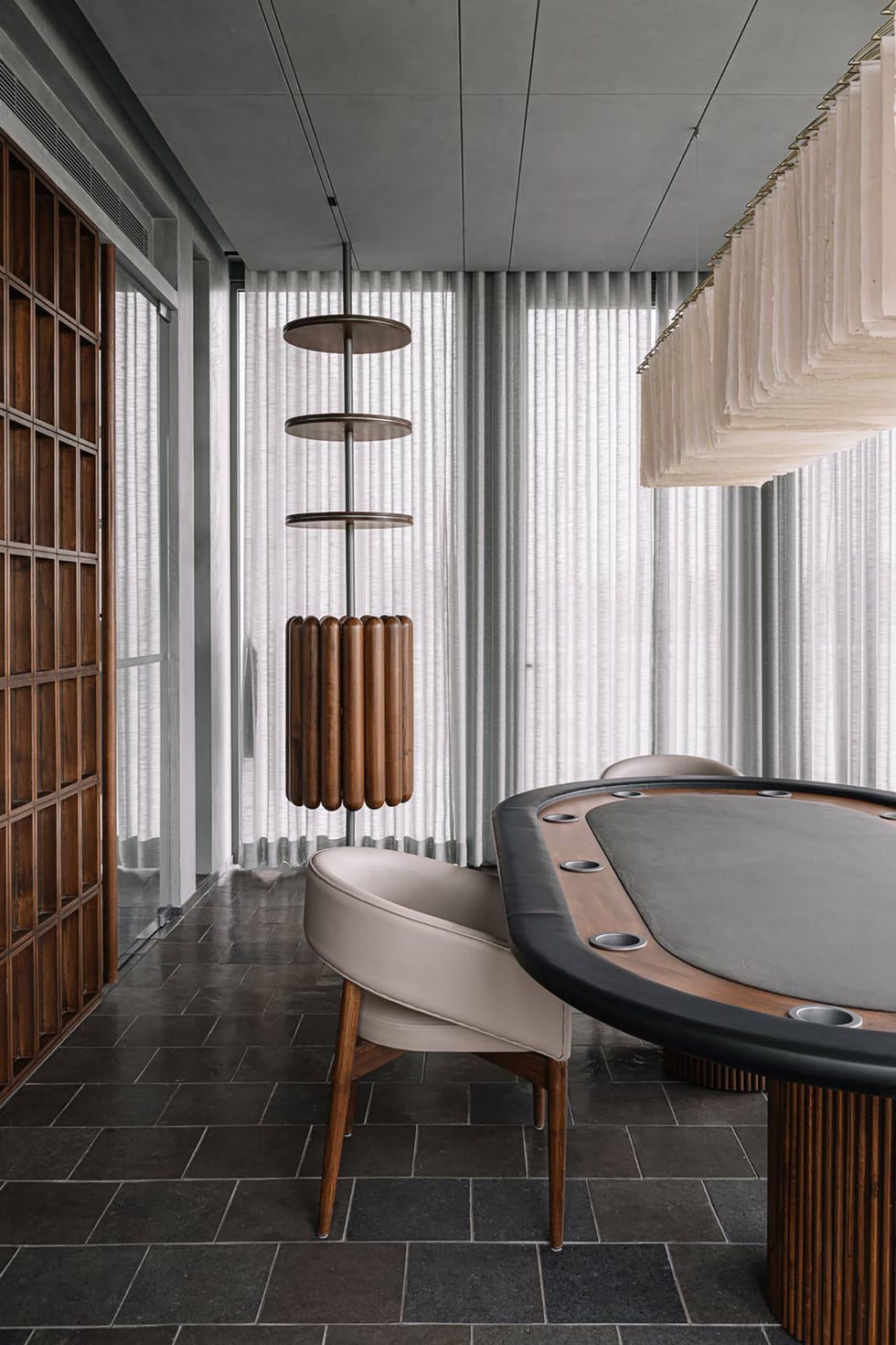 un pabellon familiar con una decoracion exotica en madera del estudio workshop incabellon