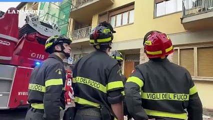 Si stacca il cornicione e prende due persone di striscio. Paura a Firenze, il crollo in via Alderotti