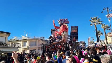 Carnevale di Viareggio: tra carri, sole e migliaia di persone: un successo anche la sfilata di Martedì Grasso