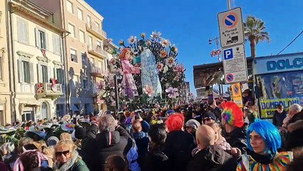 Carnevale di Viareggio: tra carri, sole e migliaia di persone: un successo anche la sfilata di Martedì Grasso