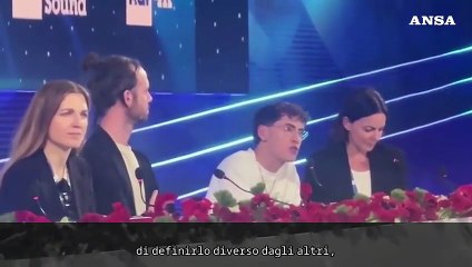 Gianni Morandi canta a sorpresa col figlio Tredici Pietro a Sanremo, Gassmann polemico: “Regole non uguali per tutti”