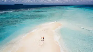 Turisti bloccati alle Maldive, rischiano il posto di lavoro? “Congedi, smart working, cassa integrazione. Ma lo stipendio non è garantito”