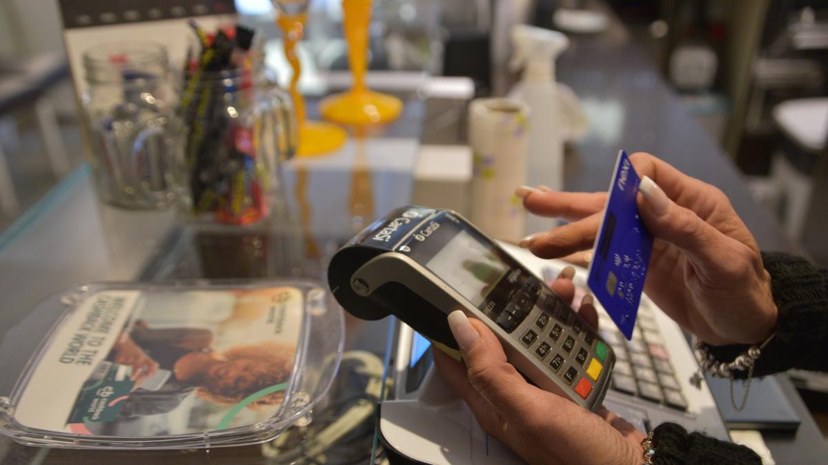 Cassa e Pos, al via la verifica dei dati tra registratori e pagamenti: lettere di avvertimento prima delle sanzioni