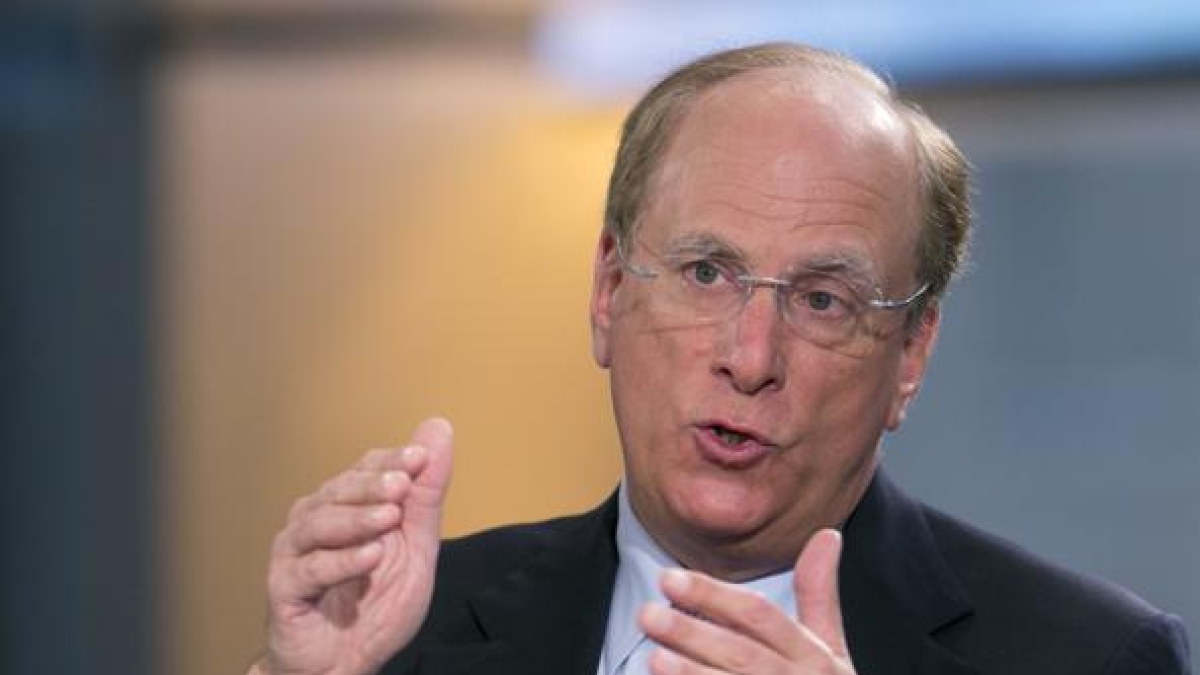 Larry Fink, l’allarme sull’Ai: «Può aumentare la disuguaglianza, il risparmio gestito aiuta i lavoratori»