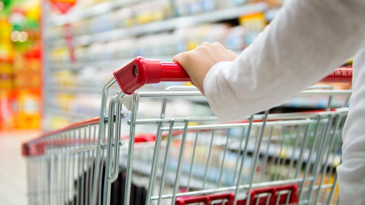 Supermercati aperti domenica e festivi, ma i consumi non decollano: i sindacati chiedono lo stop
