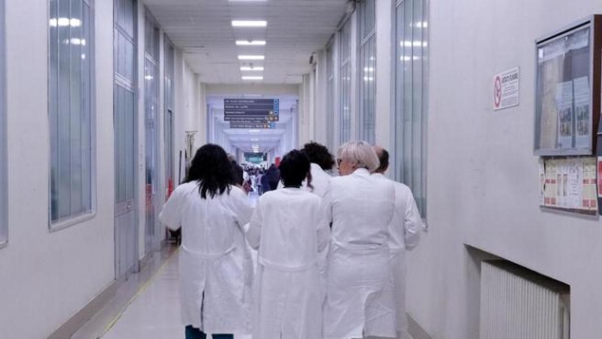 Biella, ha mal di testa e vertigini e i medici del pronto soccorso la rimandano a casa due volte: «Prenda un antidolorifico». Donna di 43 anni, mamma di 4 figli, muore dieci giorni dopo