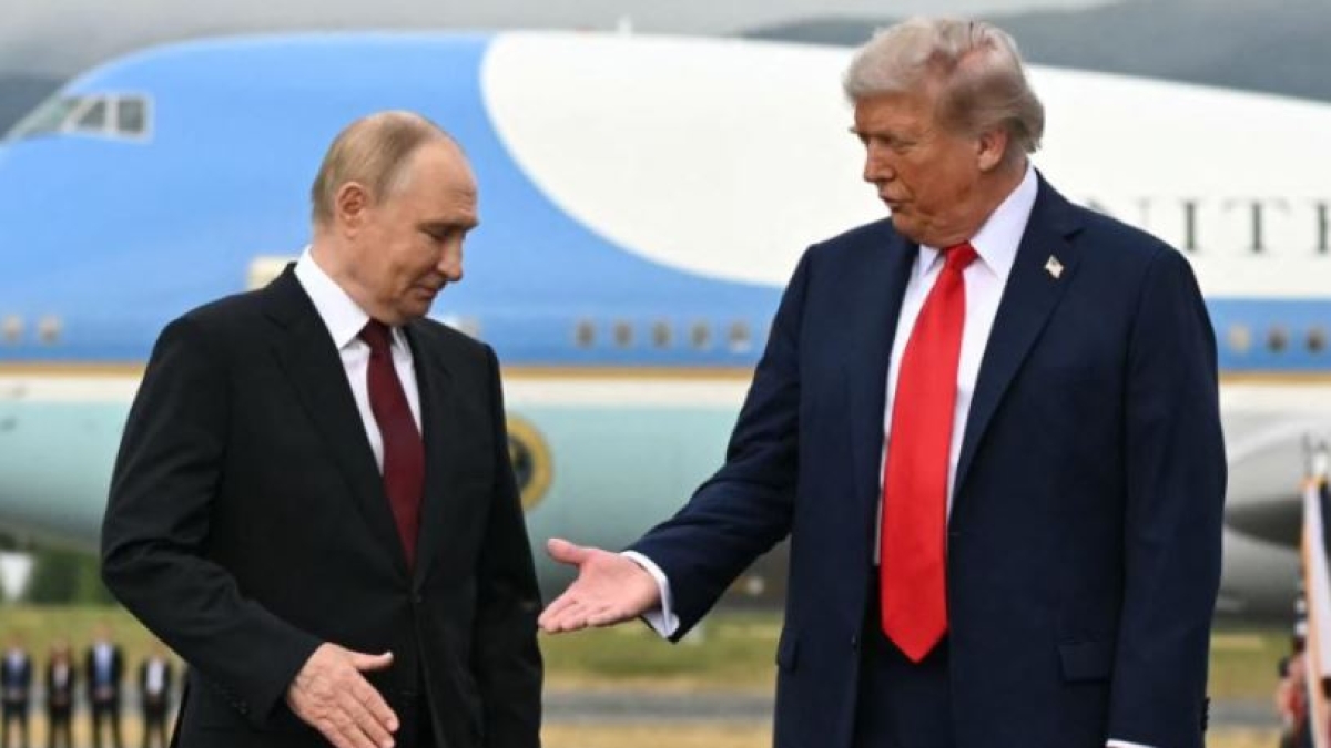 Petrolio russo, l’Europa contro Trump: «Mossa sbagliata, non è il momento di ridurre le sanzioni su Mosca»