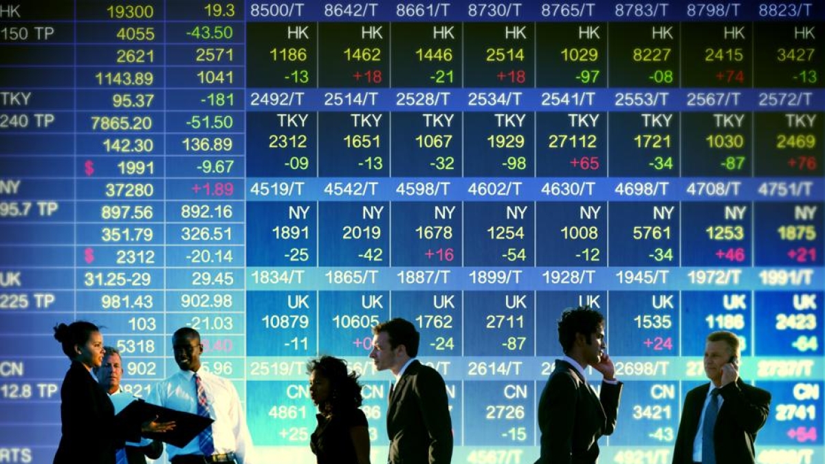 Mercati in guerra: cosa fare con azioni, oro e Btp per proteggere i risparmi (ed evitare il panico)