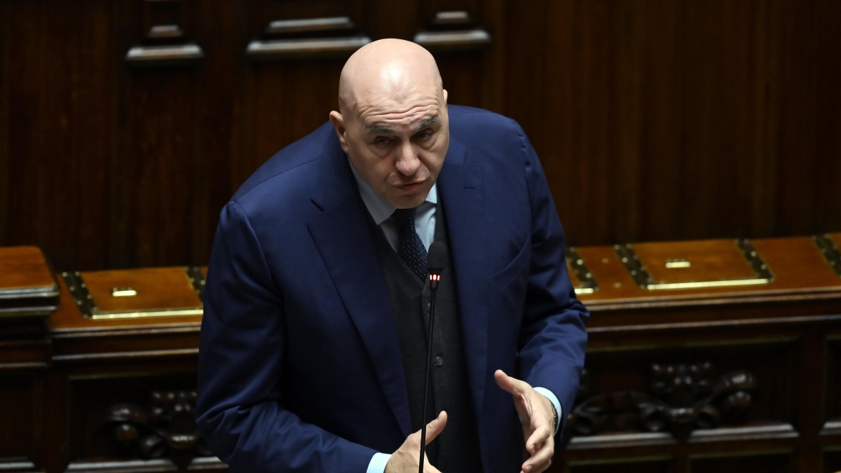 Patuanelli (M5S) chiede le dimissioni di Crosetto. E Vannacci fa ironia. Tajani: «Non sapevo nulla»
