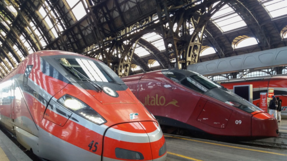Caos treni per il terremoto nel Golfo di Napoli: ritardi fino a 140 minuti, poi la situazione si normalizza