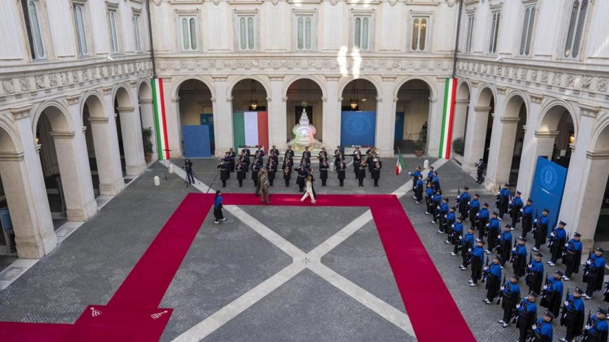 Le reazioni italiane all'attacco sull'Iran. Meloni ai leader del Golfo: «Ingiustificabili gli attacchi ai vostri Paesi». Tajani: 500 italiani nel Paese, pronti ad evacuarli