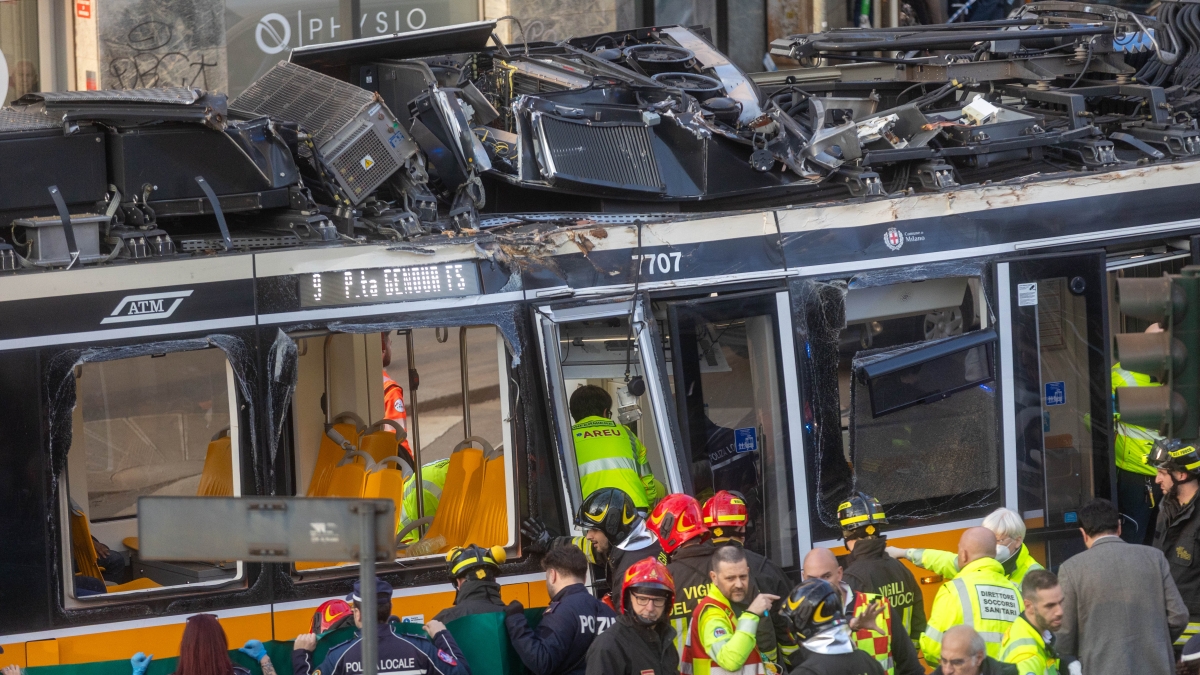 Tram deragliato a Milano, sequestrate le scarpe del conducente: l'esame medico ha confermato un trauma all'alluce
