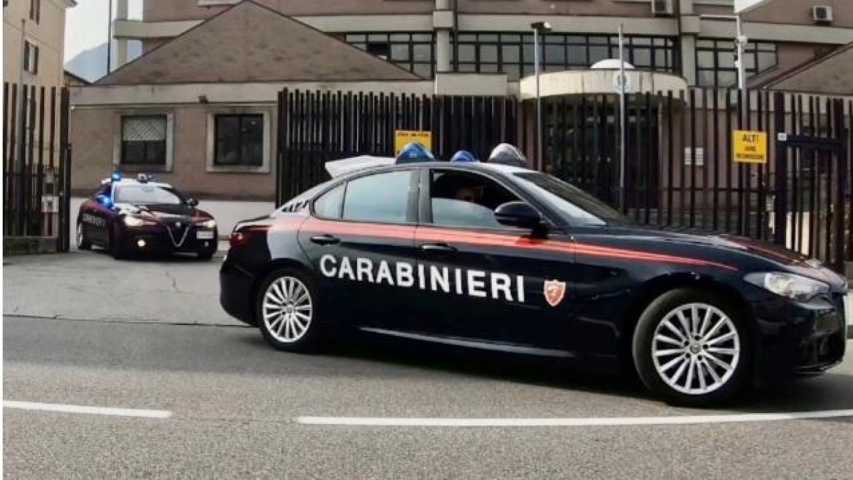 Ravenna, 16enne accoltella un ragazzo sul bus. Il padre e la madre si oppongono alla perquisizione: arrestati