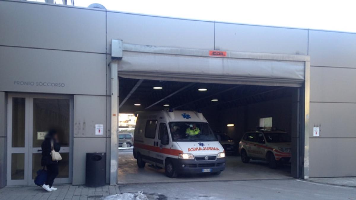 Lecco, morto il ventenne accoltellato davanti alla stazione da un coetaneo. Momenti di tensione fuori dall'ospedale