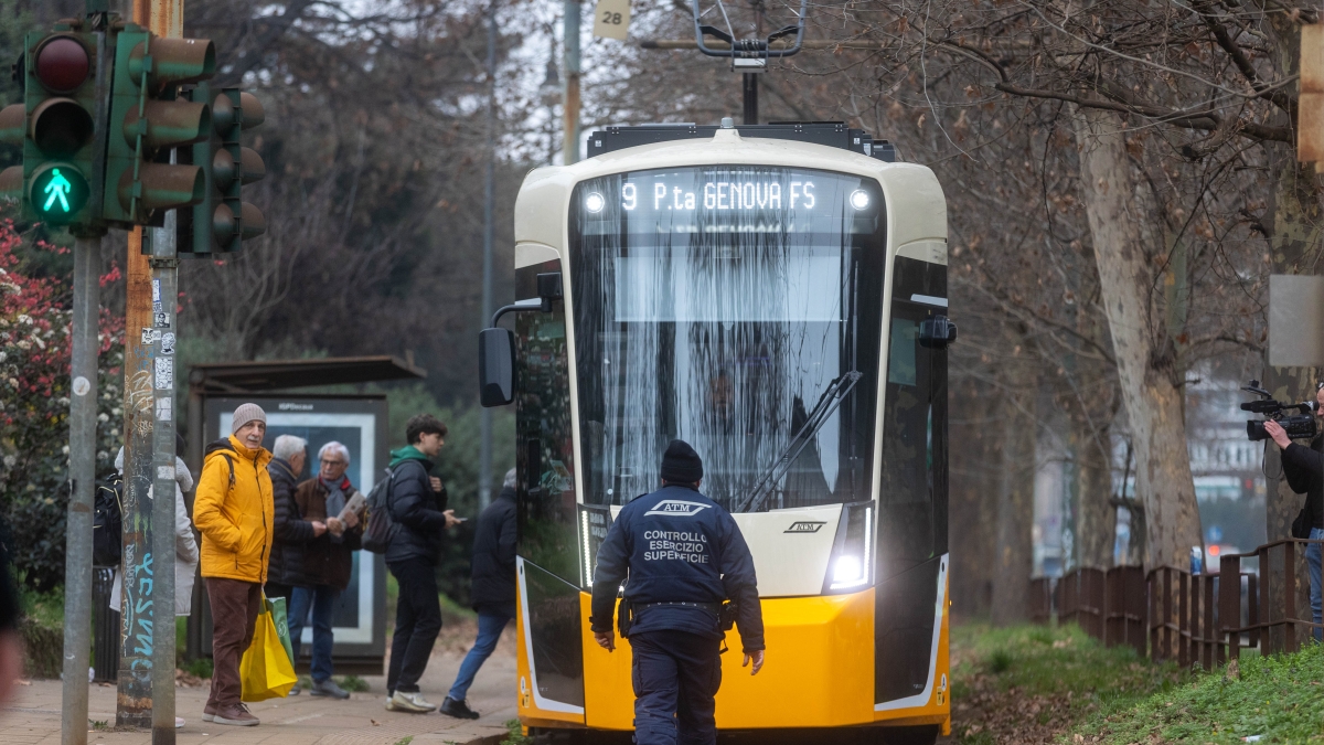 Milano, i comitati cittadini contro il nuovo Tramlink: «Va sospeso dalla circolazione». Appello ad Atm e Comune