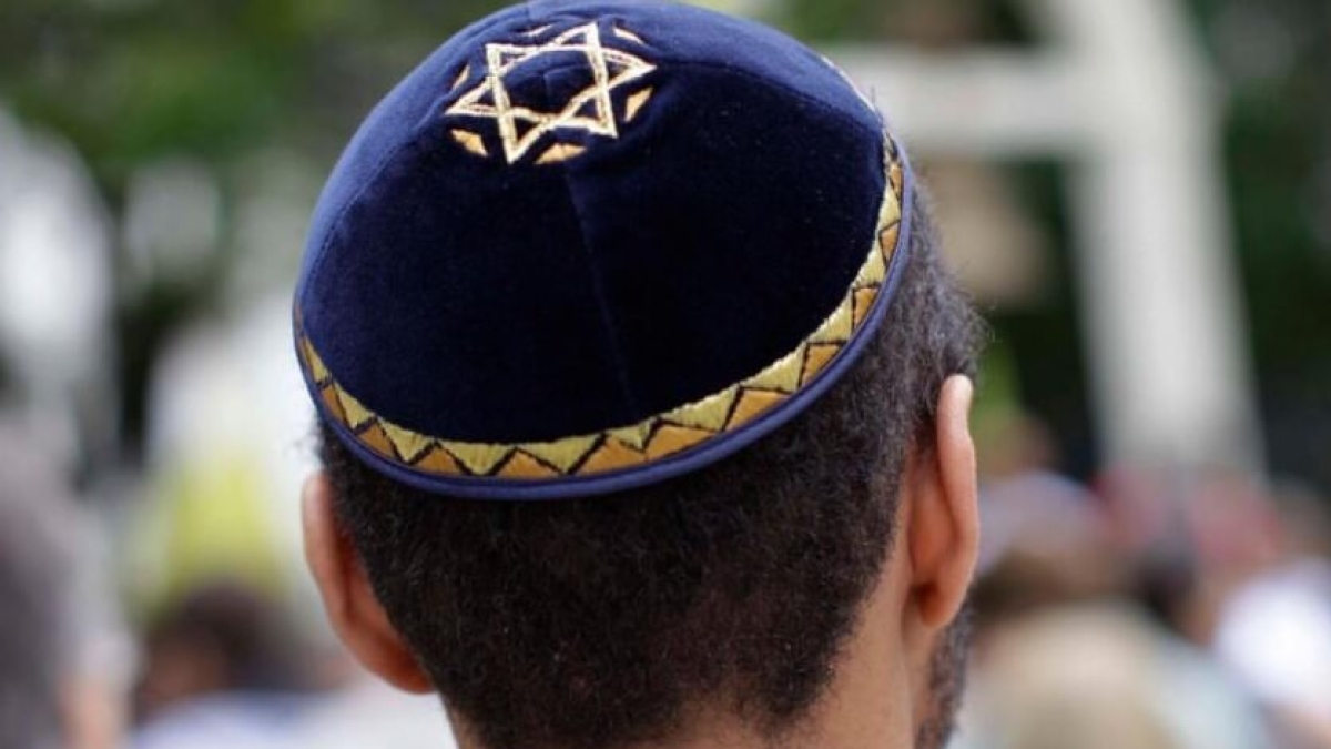 Milano, insulti antisemiti e pugni: due turisti ebrei con la kippah aggrediti da un gruppo fuori dal supermercato di piazzale Siena