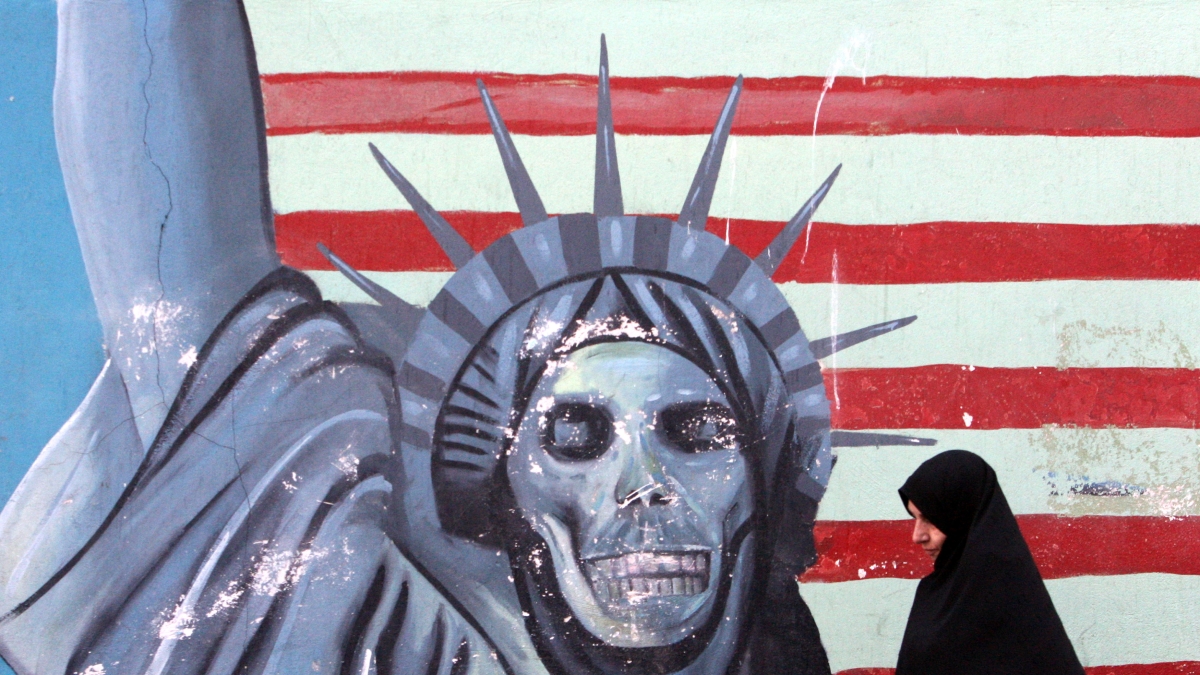 Oriente Occidente di Rampini | No, non è «la guerra di Trump»: la storia dell'odio Usa-Iran, iniziato 45 anni fa (e con una lunga scia di vittime)