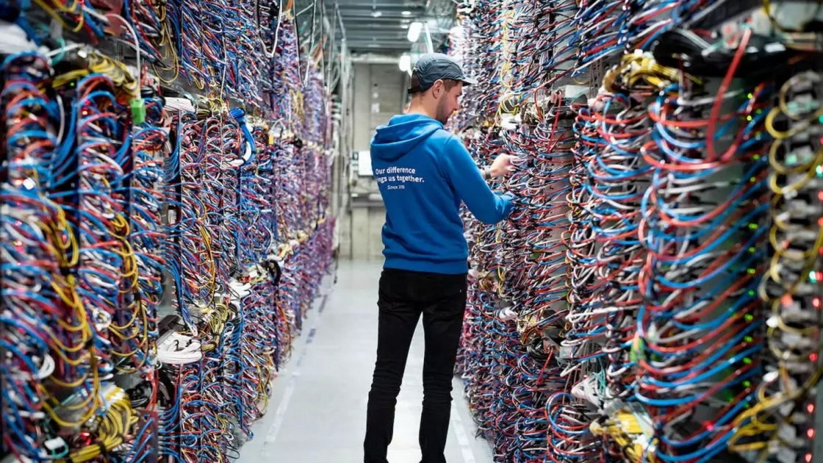 Gli effetti collaterali della corsa all’Ai: «Produzione di smartphone in picchiata e fibra ottica introvabile». Lo spettro di una nuova crisi dei chip