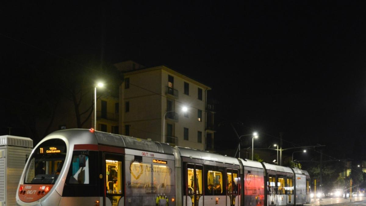 Firenze, trascinato fuori dalla tramvia e violentato: la notte da incubo di un ragazzo 17enne
