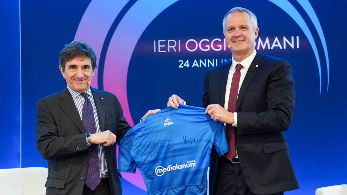 Giro d'Italia 2026, presentata la Maglia Azzurra: Banca Mediolanum sponsor per altre tre edizioni. Cairo: «Un partner speciale che usa la Corsa Rosa nel modo migliore». Doris: «Un evento che va verso la gente»