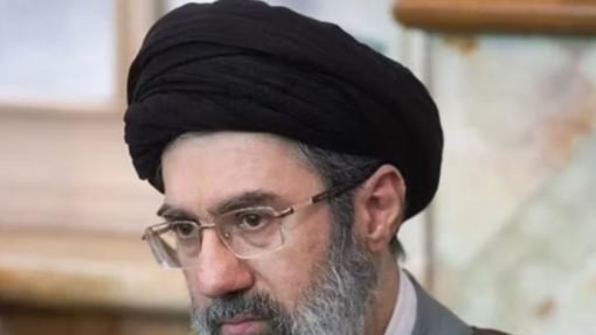 Iran, scontro tra pasdaran e clero sull'elezione della Guida suprema. I miliziani spingono Mojtaba. Per i religiosi «è nepotismo»